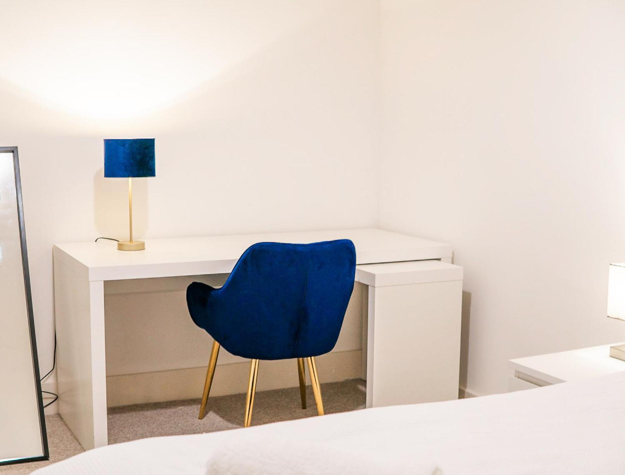 The Regency Suite - Modern 2-Bed 1-Bath Apartment Chertsey Ngoại thất bức ảnh