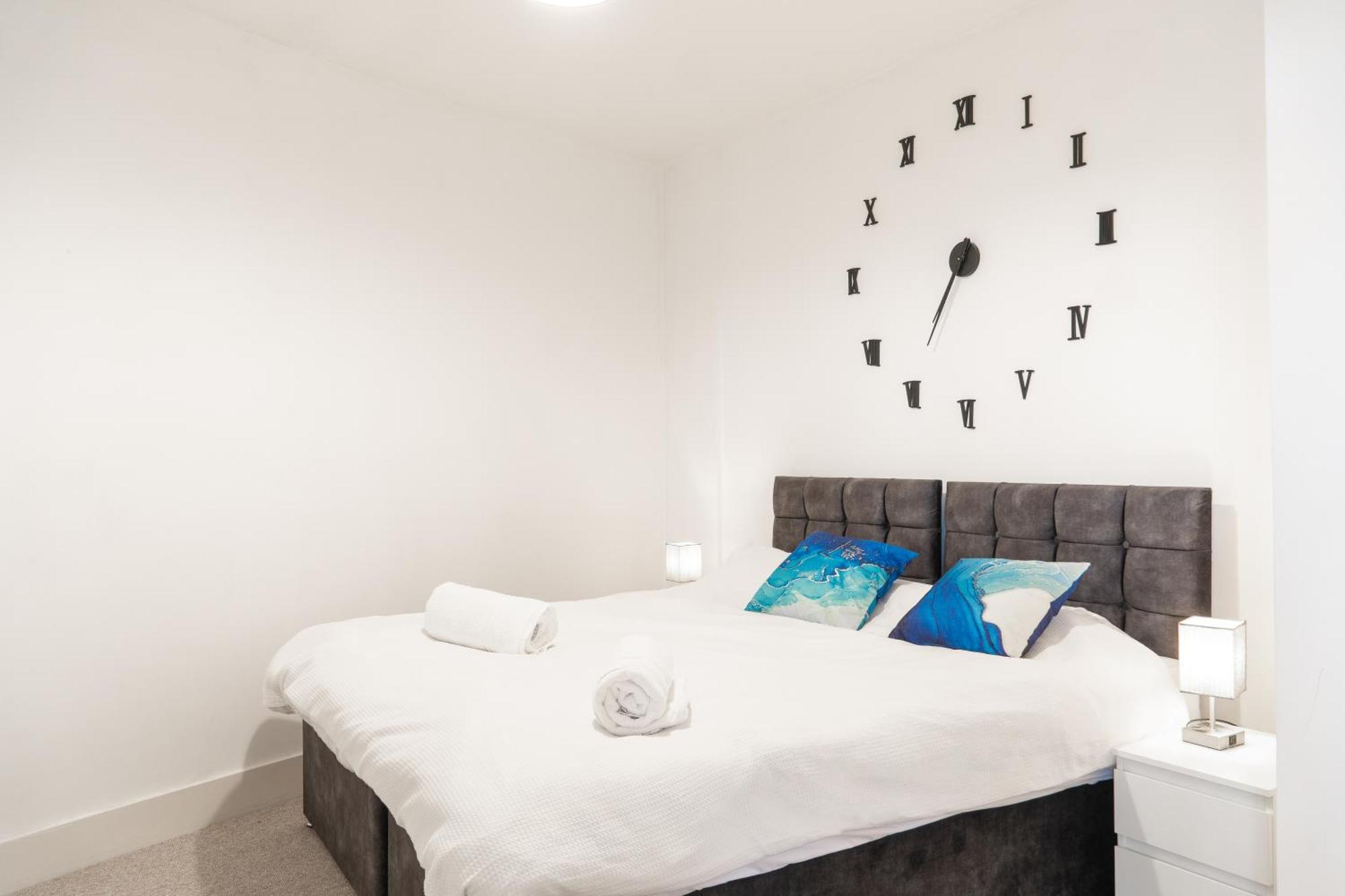 The Regency Suite - Modern 2-Bed 1-Bath Apartment Chertsey Ngoại thất bức ảnh