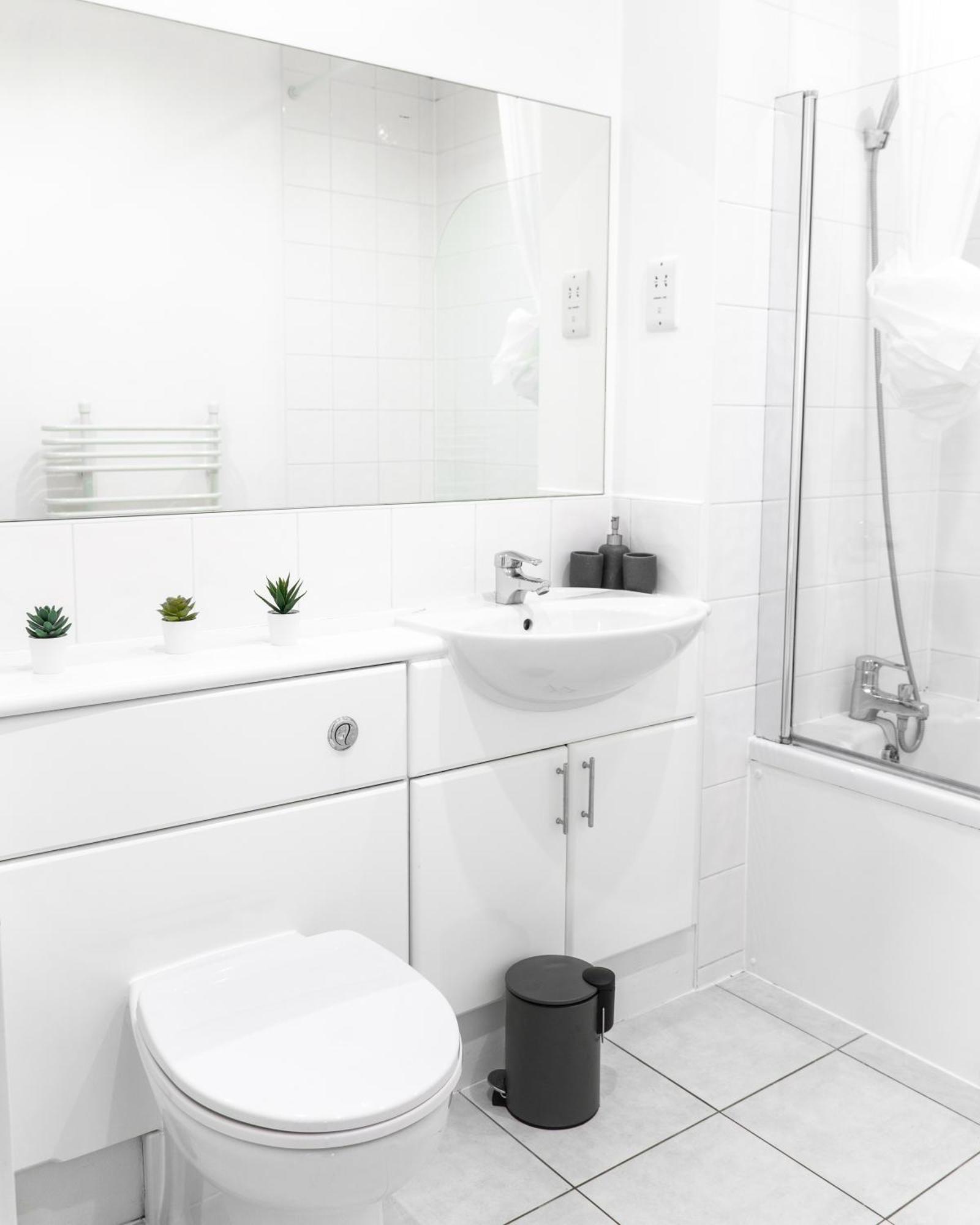 The Regency Suite - Modern 2-Bed 1-Bath Apartment Chertsey Ngoại thất bức ảnh