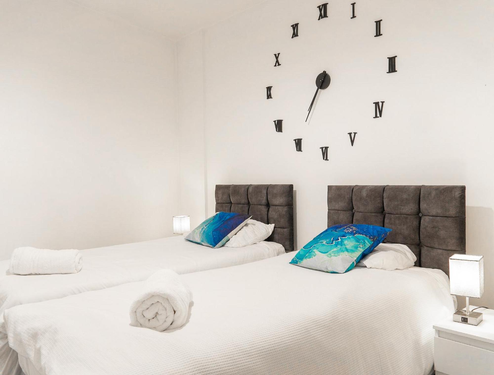 The Regency Suite - Modern 2-Bed 1-Bath Apartment Chertsey Ngoại thất bức ảnh
