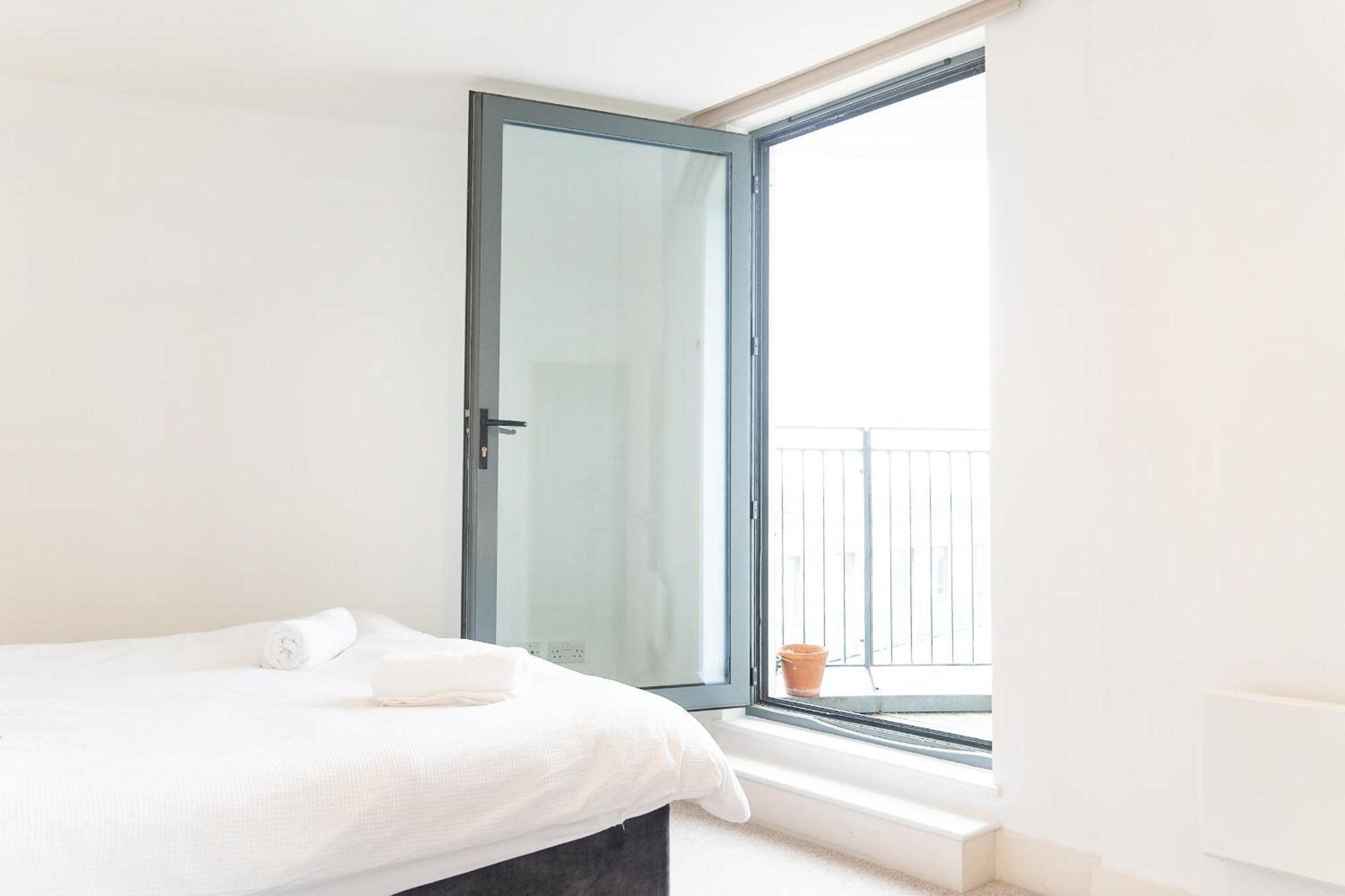 The Regency Suite - Modern 2-Bed 1-Bath Apartment Chertsey Ngoại thất bức ảnh