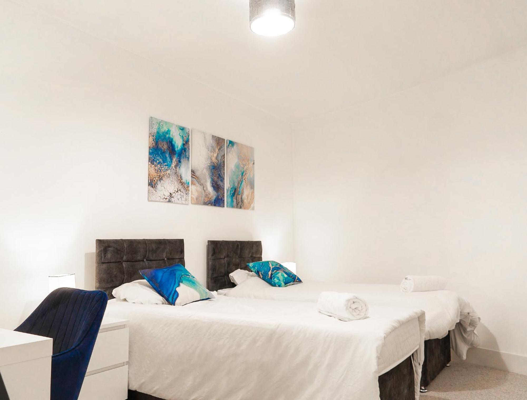 The Regency Suite - Modern 2-Bed 1-Bath Apartment Chertsey Ngoại thất bức ảnh